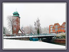 Osterholz Scharmbeck - Es schneit - Marktplatz mit Willehadikirche, Haus am Markt und Schlauchturm