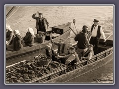 Geschmückte Boote zur Torfkahnarmada