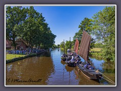 Torfkahn Gottesdienst - Boote und braune Segel im braunen Moorwasser der Hamme