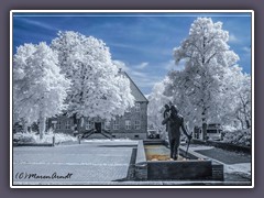 Der Christopherus Brunnen von Waldemar Otto auf dem Klosterplatz in Osterholz