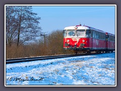 Der Moorexpress fährt durch den Winter