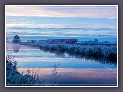 Im Sonnenaufgang beim ersten Frost im Oktober