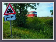 Vorbei am Dampflokschild am Ahrensfelder Damm