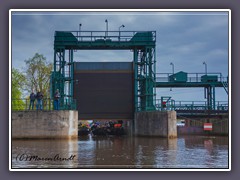 Ritterhude - Torfkähne kommen aus der Schleuse