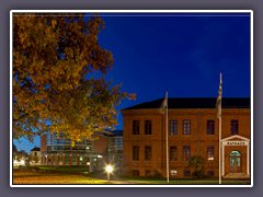 Osterholz Scharmbeck - das Rathaus im Herbst zur blauen Stunde