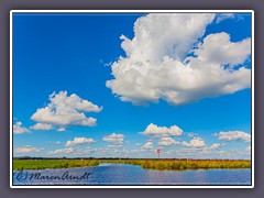 Hoher Himmel - Wolken über dem Fluss