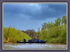 Vor der Schleuse in Kuhsiel die Torfkahnarmada 2017 erreicht Bremen